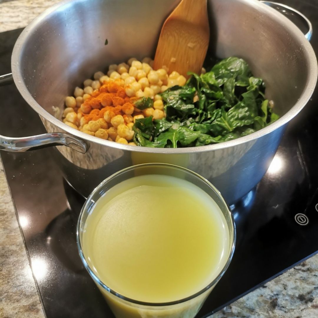 Garbanzos con espinacas y aguacate.  Paso 2