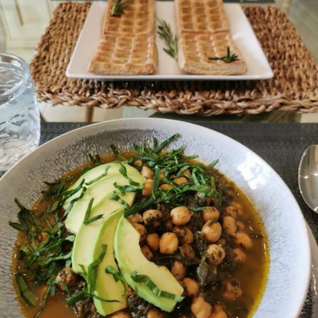 Garbanzos con espinacas y aguacate.  Paso 3