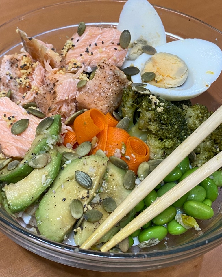 Poke bol de salmón con falso arroz Poke bol de salmón con falso arroz