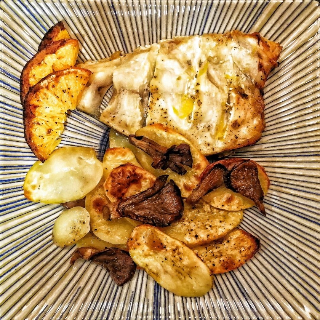 Dorada con patatas y setas a la naranja. Dorada con patatas y setas a la naranja.