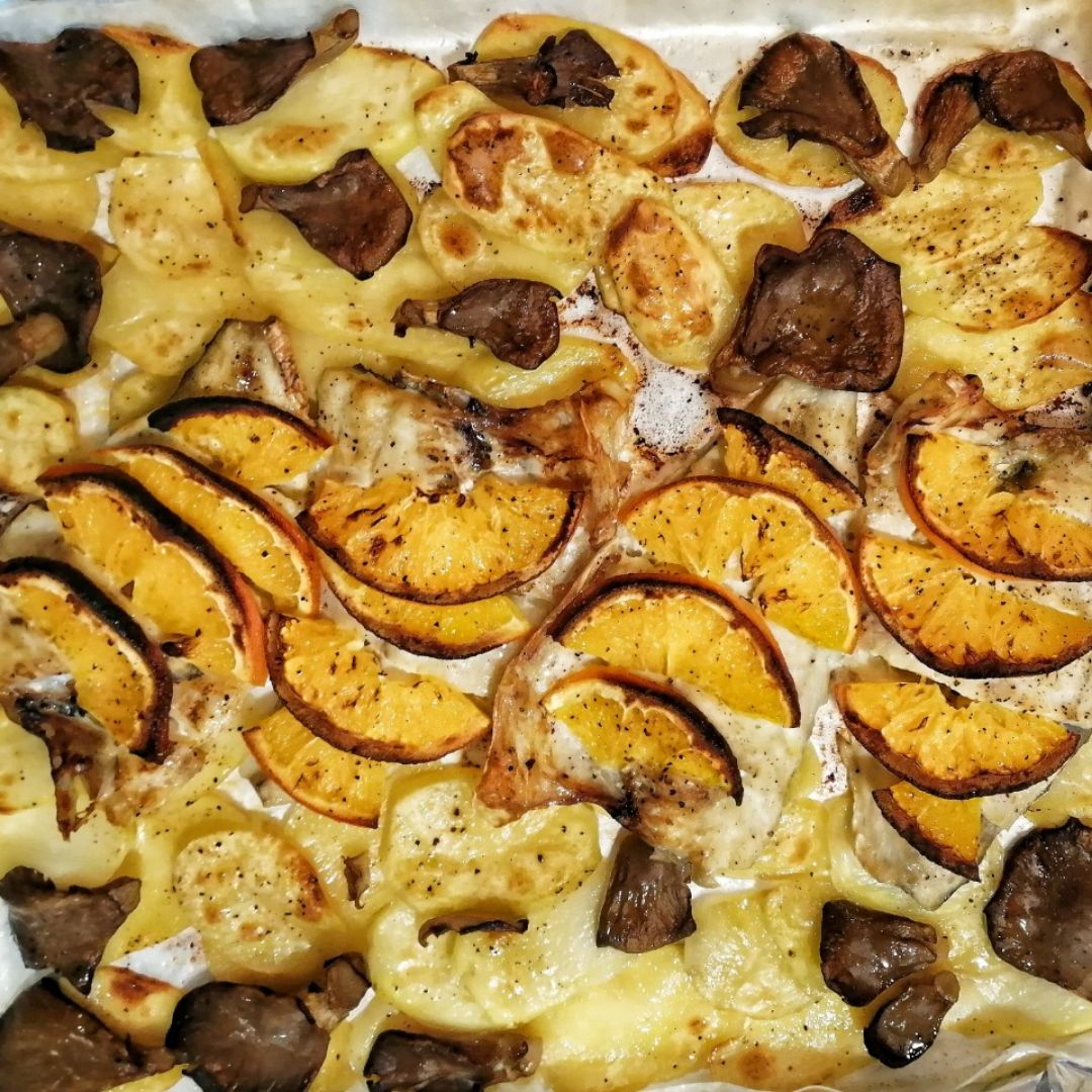 Dorada con patatas y setas a la naranja. Paso 4 Dorada con patatas y setas a la naranja. Paso 4