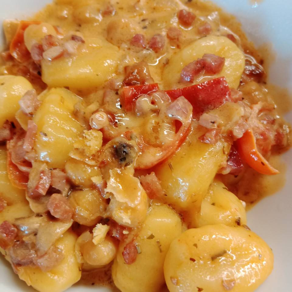 Noqui con salsa carbonara Noqui con salsa carbonara