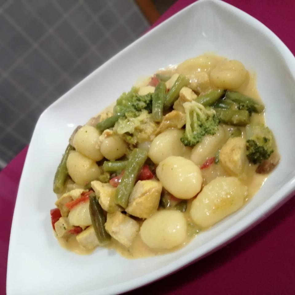 Ñoquis xtrem.   Ricos ñoquis con verduras, pinchitos de pollo y leche de coco, espectacular!!!! 