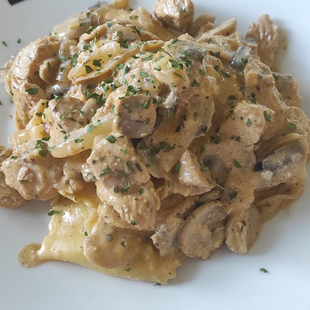 Pasta rellena con salsa de champiñones, nata y pavo Pasta rellena con salsa de champiñones, nata y pavo