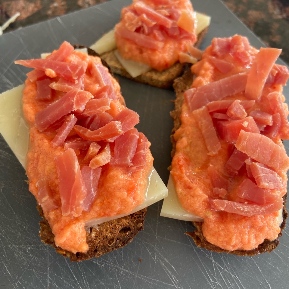 Tostadas con tomate, queso y jamón 