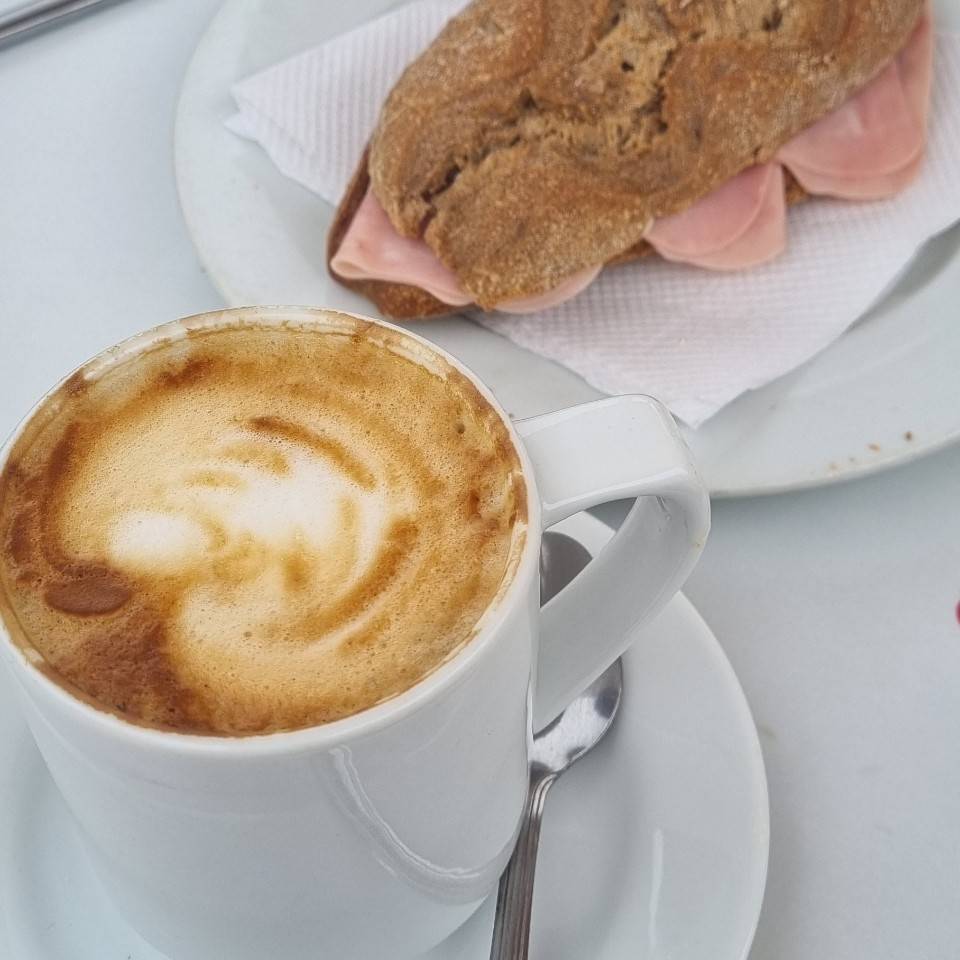 Pan centeno con jamón cocido y mantequilla Pan centeno con jamón cocido y mantequilla