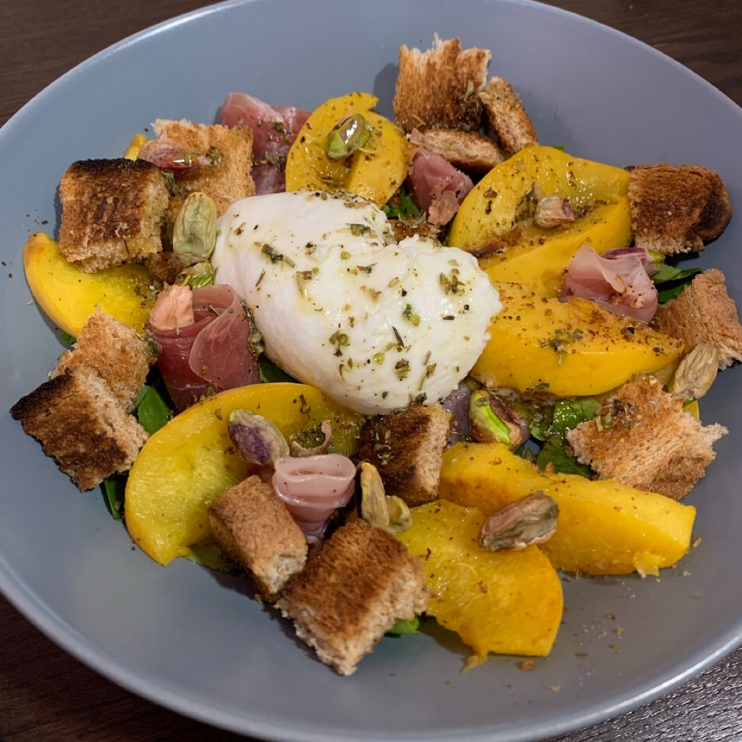 Ensalada de melocotón, burrata y jamón Ensalada de melocotón, burrata y jamón