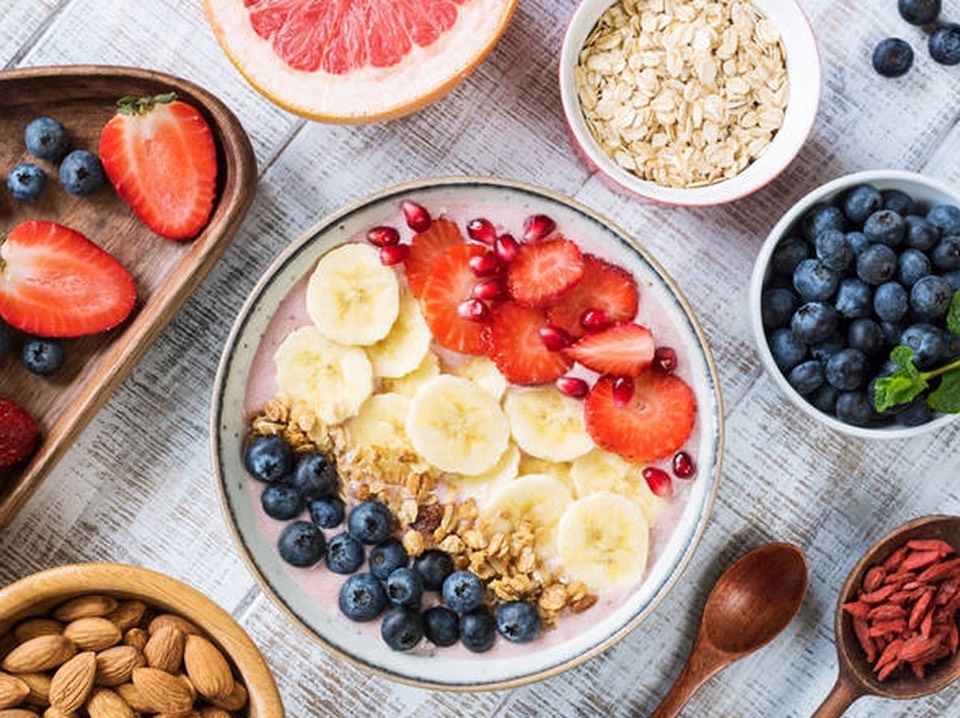 Fruta con yogurt griego 