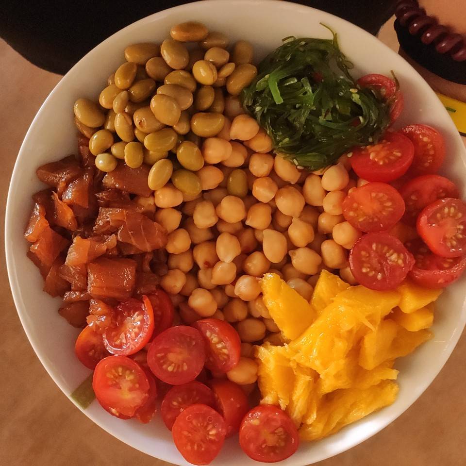 Poke garbanzos y salmón ahumado con teriyaki y salsa picante 