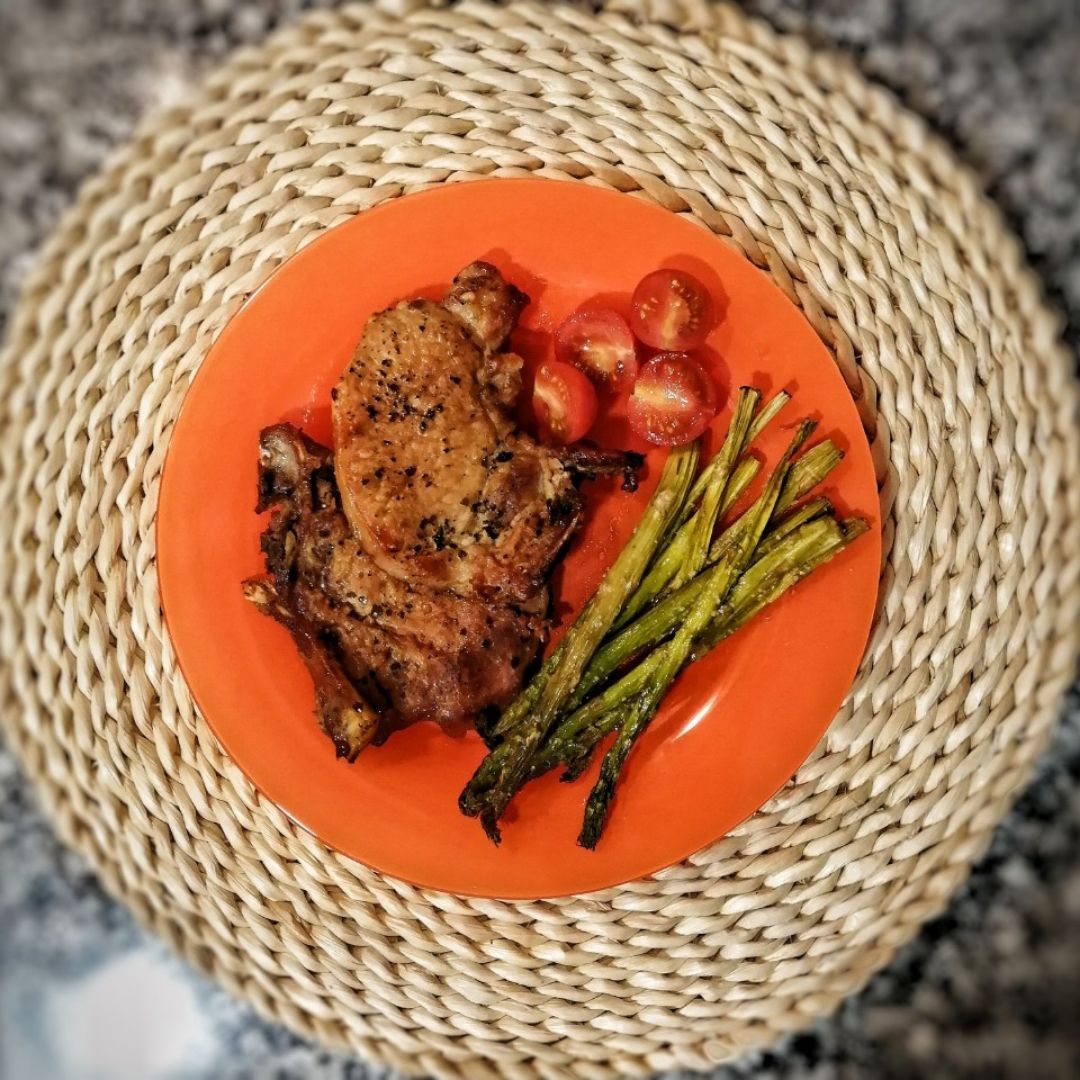 Chuletas de cerdo al horno con espárragos. Chuletas de cerdo al horno con espárragos.