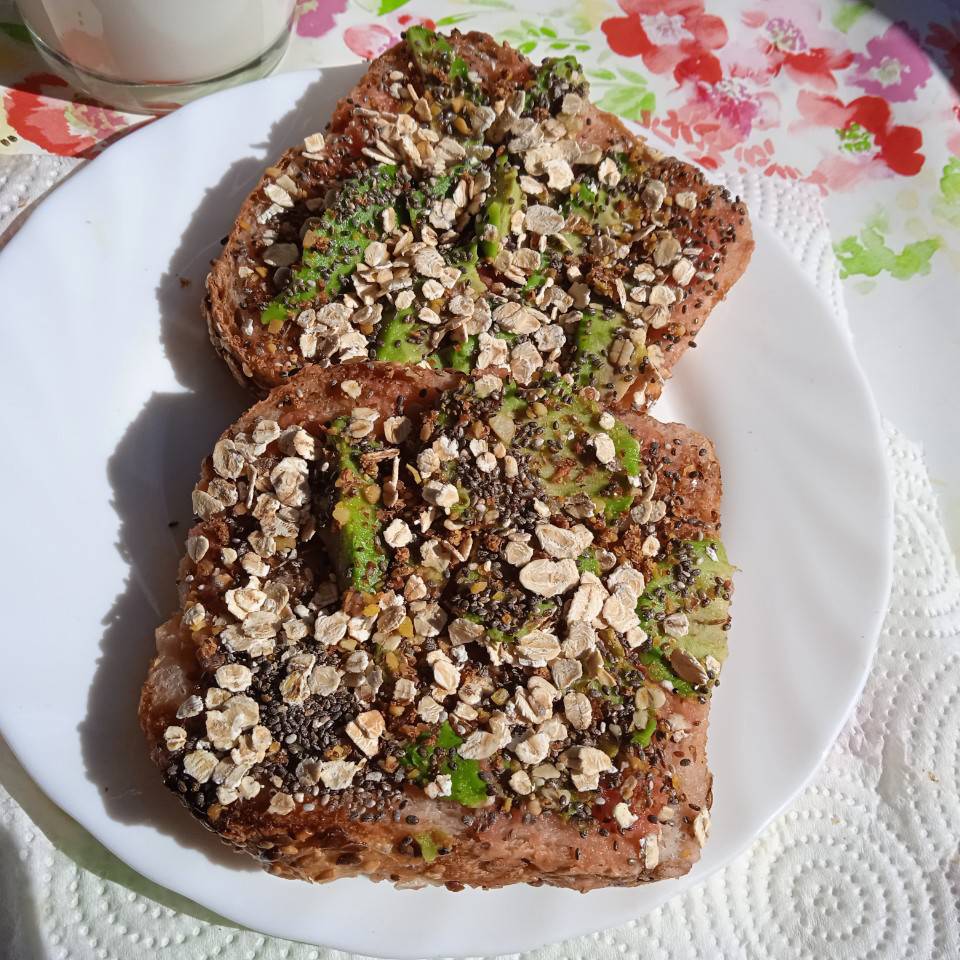 Desayuno de aguacate ,tomate ,chía y semillas de joji Desayuno de aguacate ,tomate ,chía y semillas de joji
