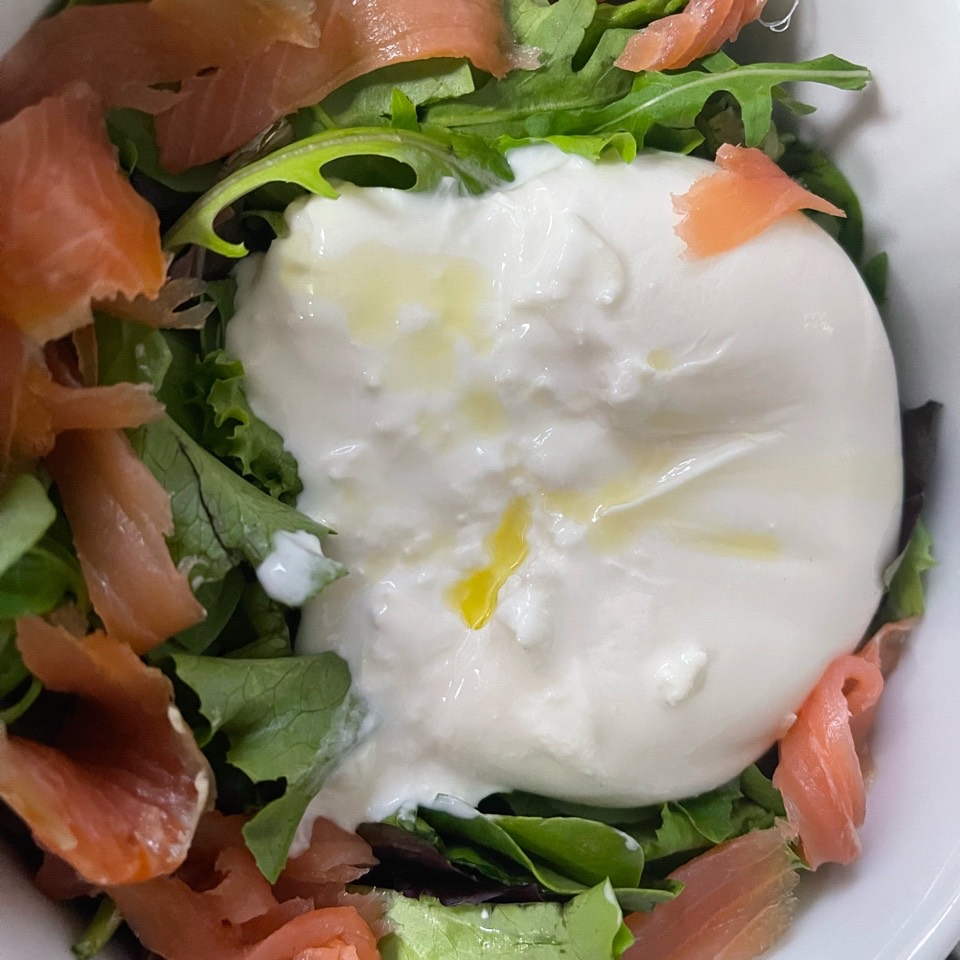 Ensalada de burrata con salmón Ensalada de burrata con salmón