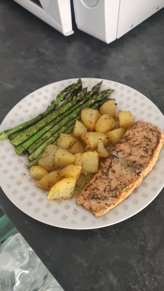 Salmon a la plancha con patatas y esparragos