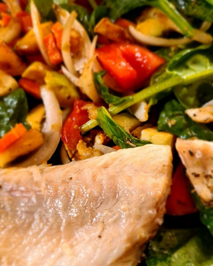 Ensalada con verduritas y merluza a la plancha