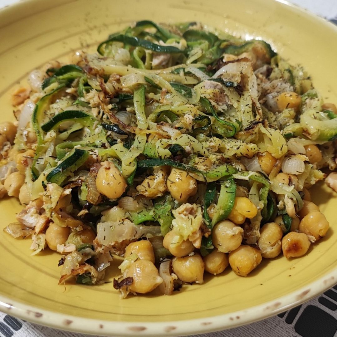 Garbanzos con calabacín y salmón Garbanzos con calabacín y salmón