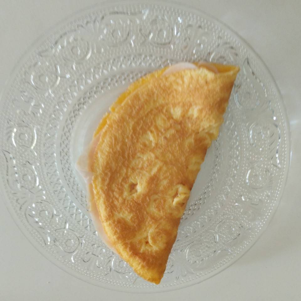 Tortilla francesa con pechuga de pavo 