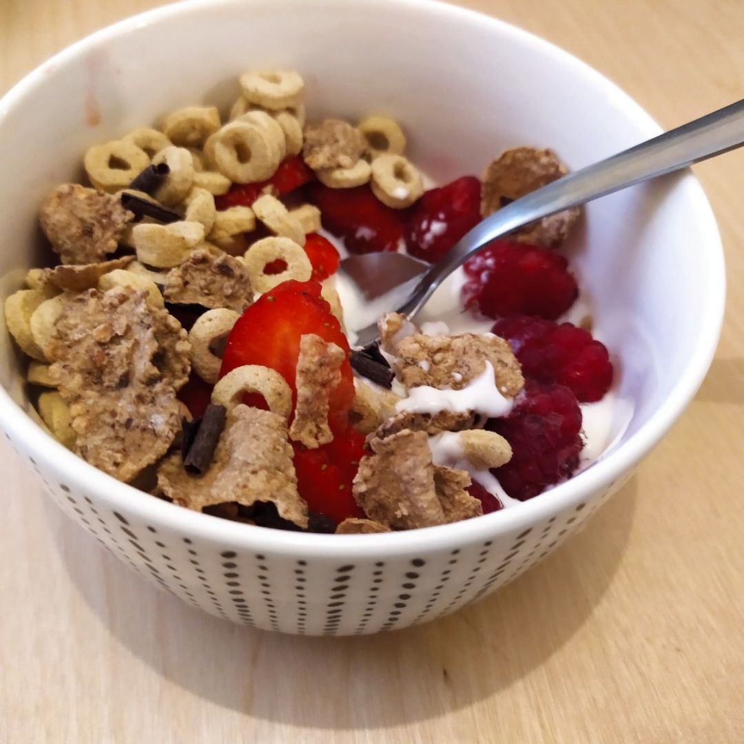 Yogur con fresas y cereales Yogur con fresas y cereales