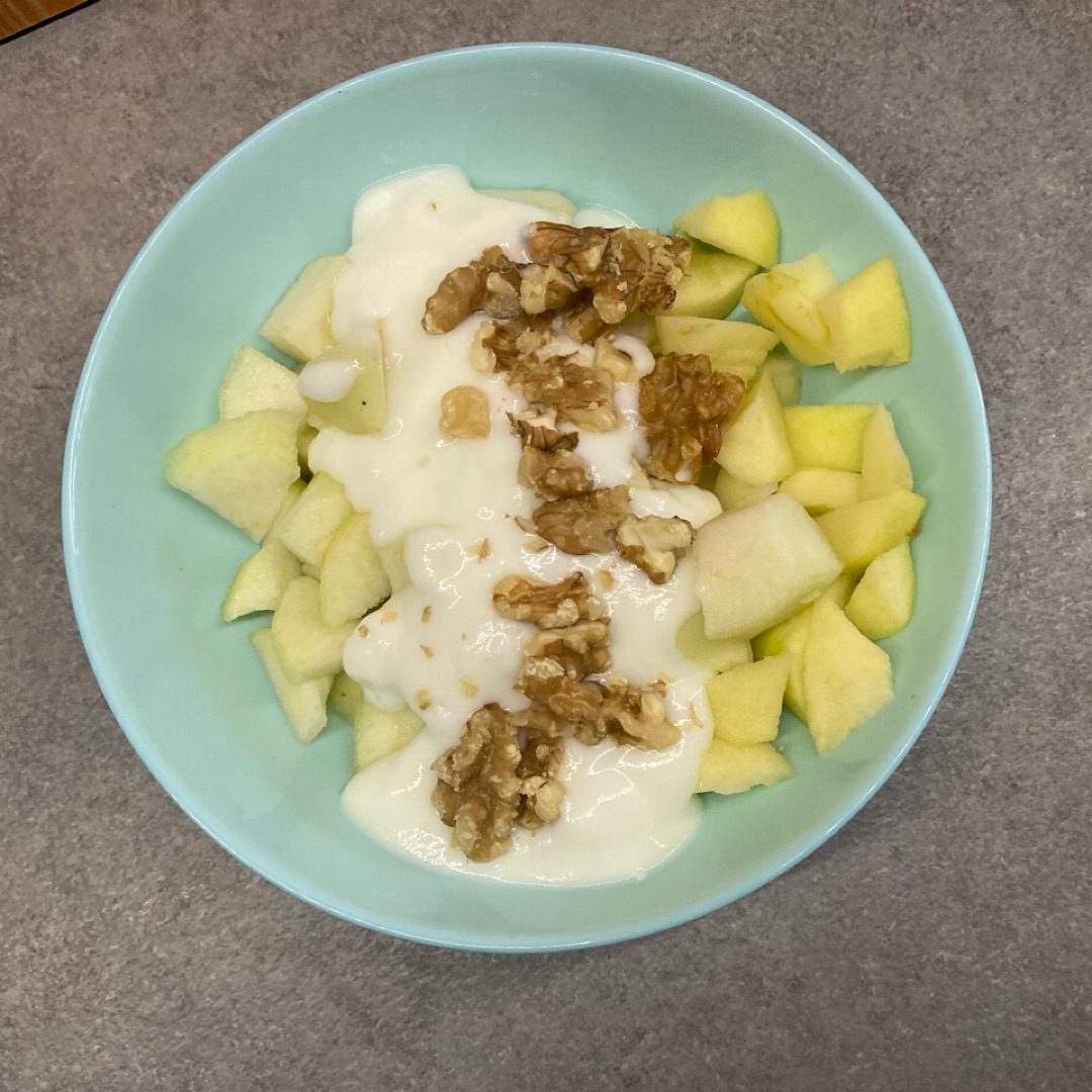 Bol de yogur con manzana, pera y nueces
