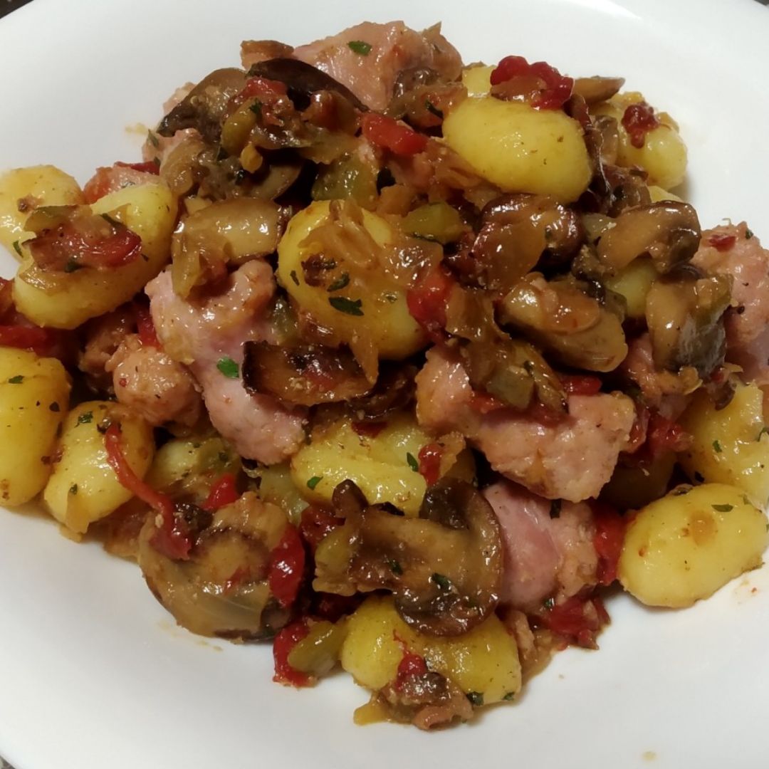 Salchichas de pollo con ñoquis