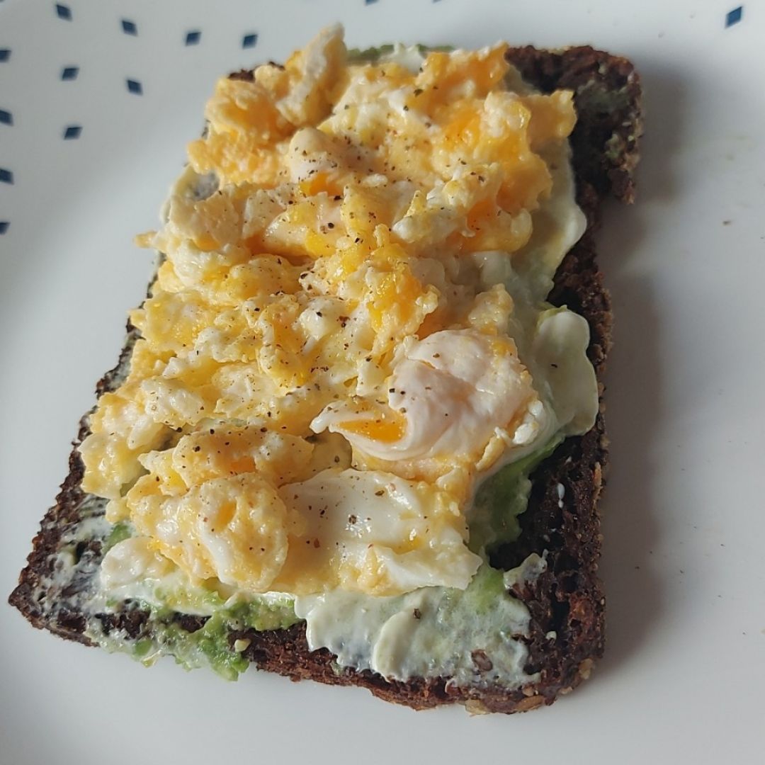 Tostada de centeno con huevos revueltos Tostada de centeno con huevos revueltos