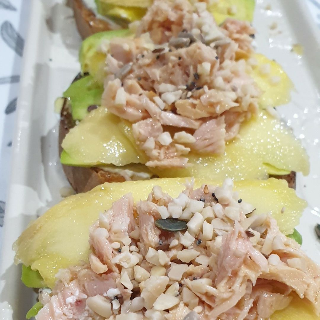 Tosta de aguacate y mango