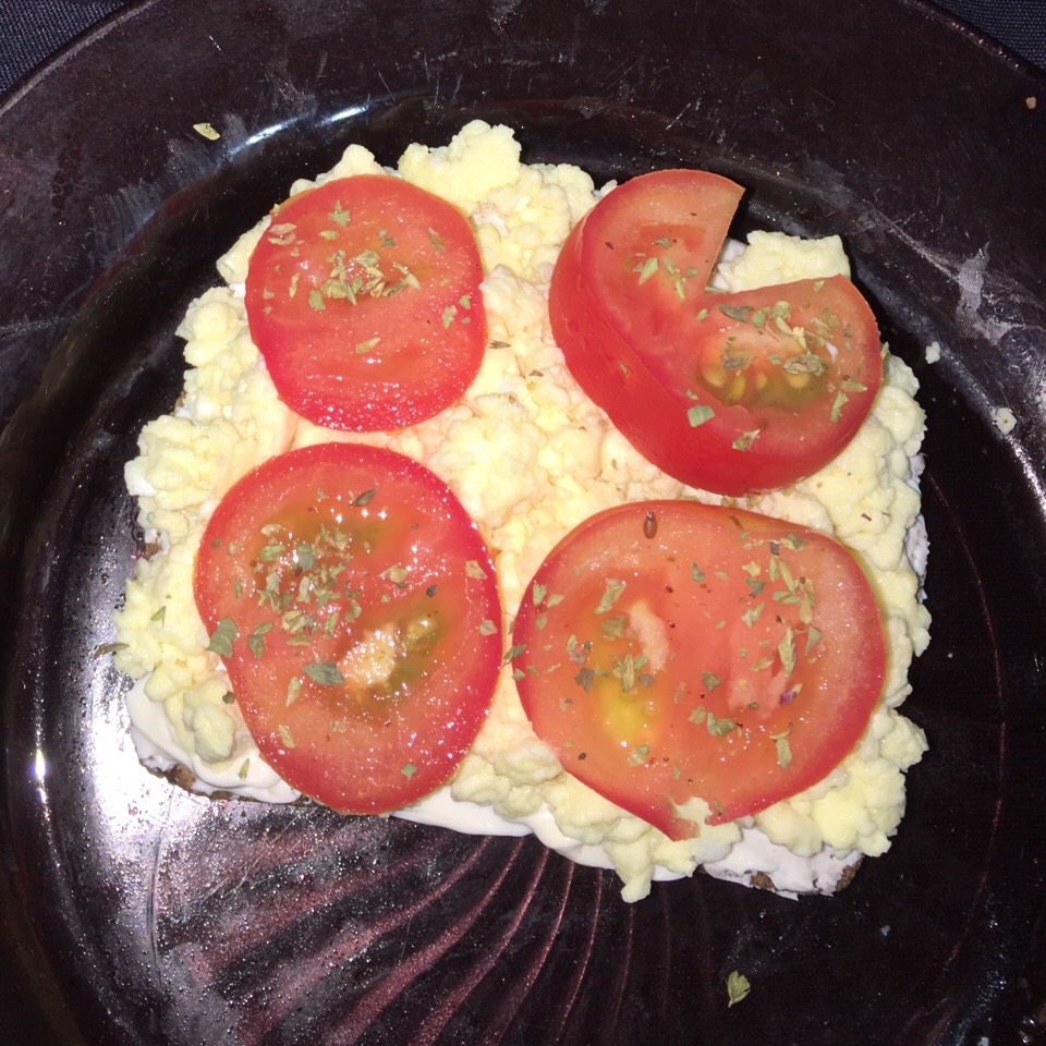Tostada con huevo, queso y tomate