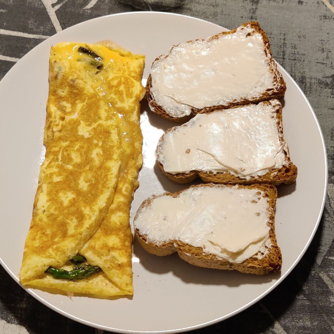 Tortilla de espárragos con tostadas