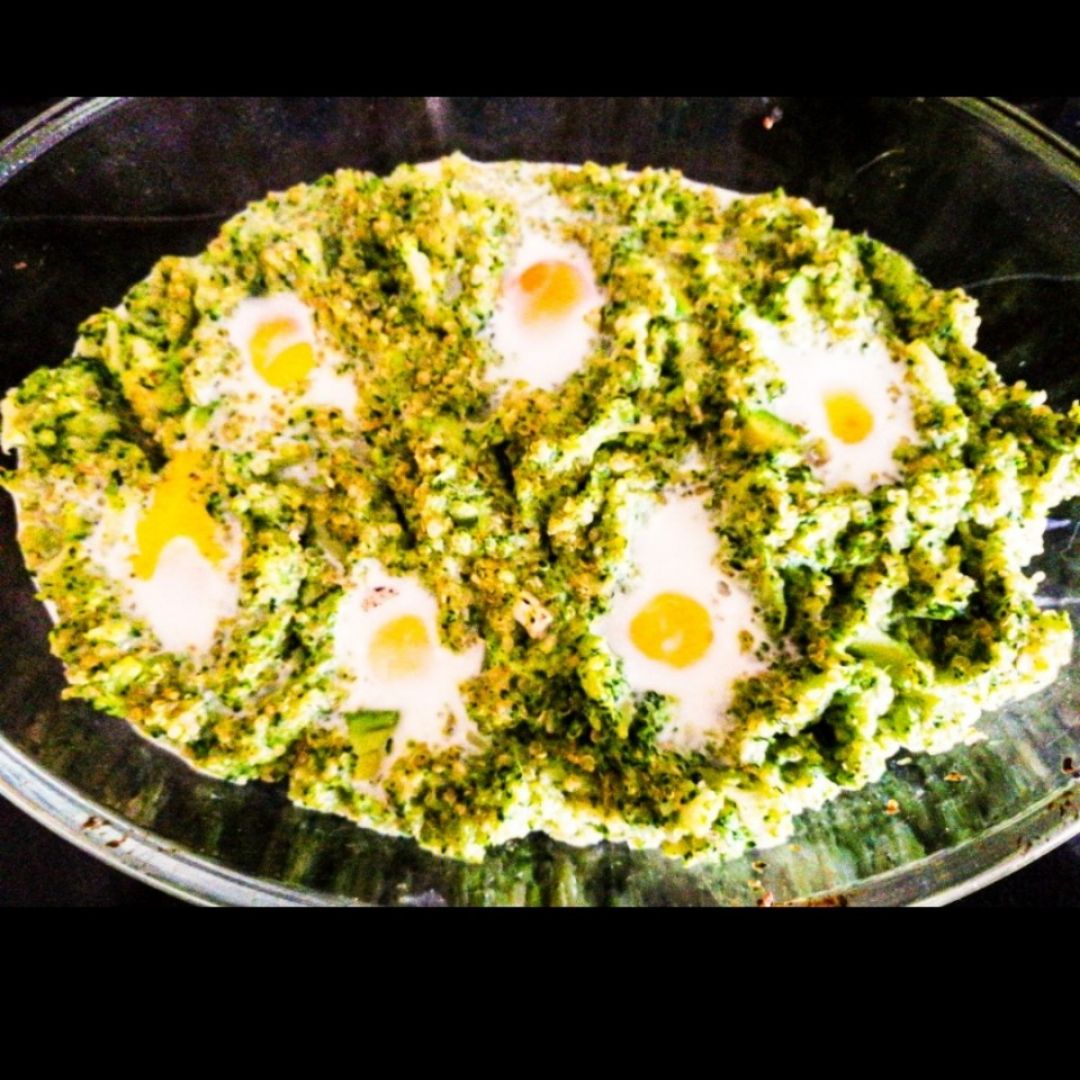 Huevos de codorniz en base de brócoli y quinoa Huevos de codorniz en base de brócoli y quinoa