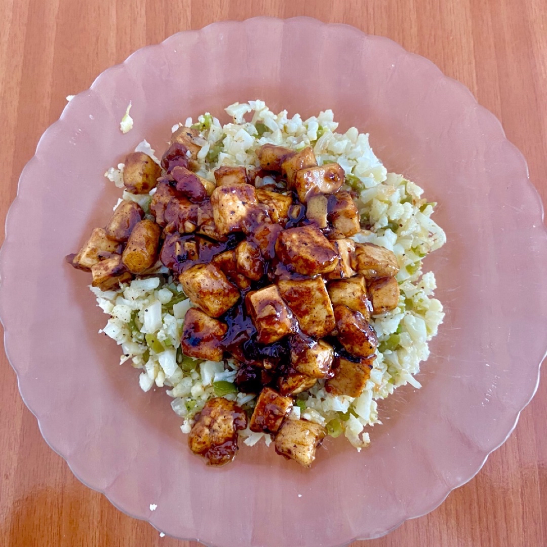 FALSO ARROZ FRITO CON TOFU A LA NARANJA