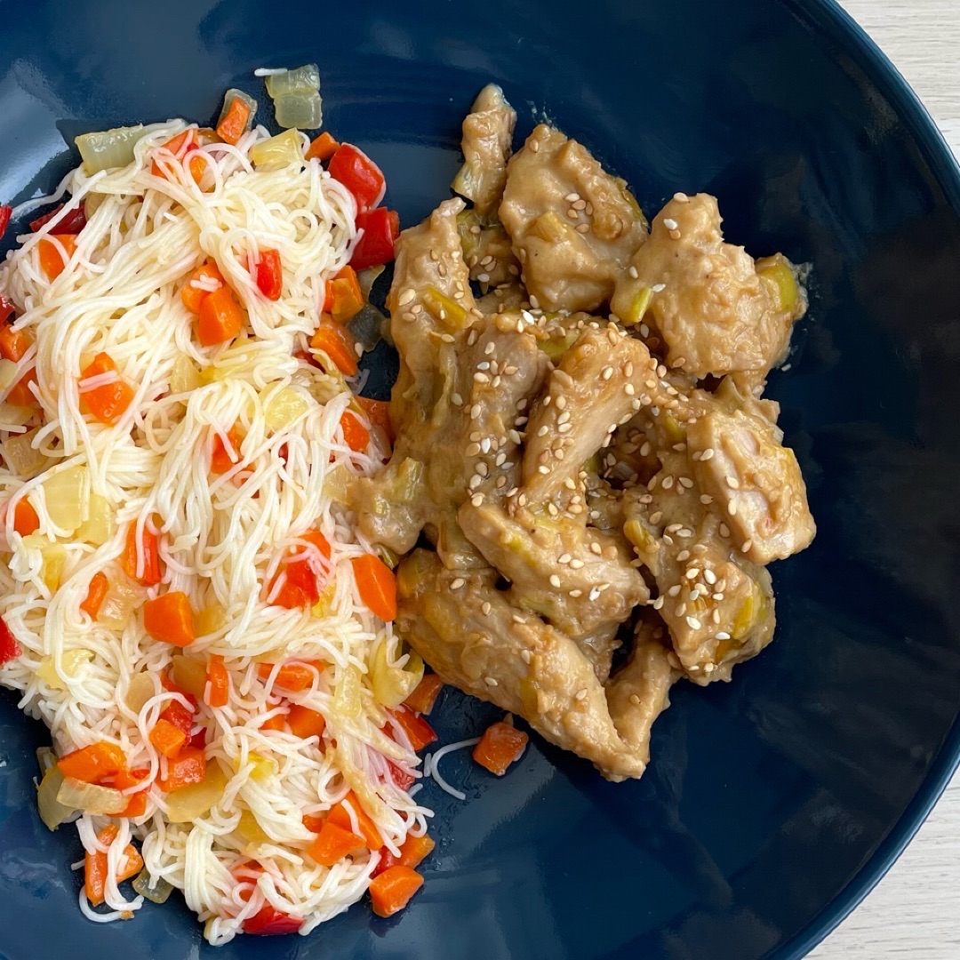 Pollo thai con fideos de arroz Pollo thai con fideos de arroz