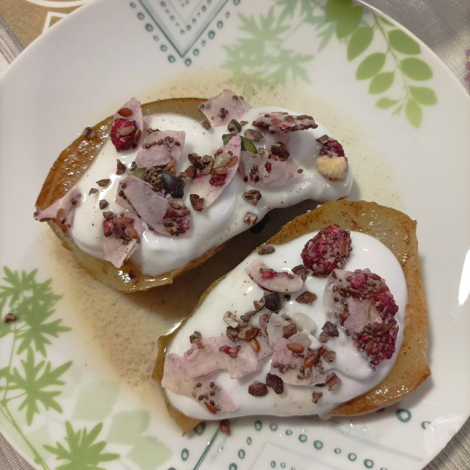 Peras asadas con yogurt y granola Peras asadas con yogurt y granola