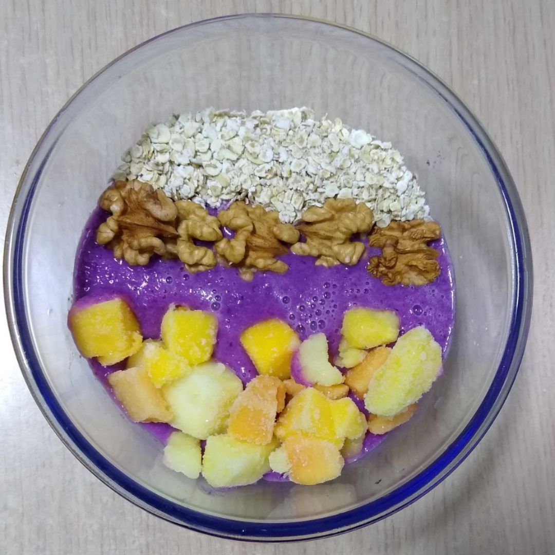 Smoothie de lombarda, plátano y pera. Smoothie de lombarda, plátano y pera.