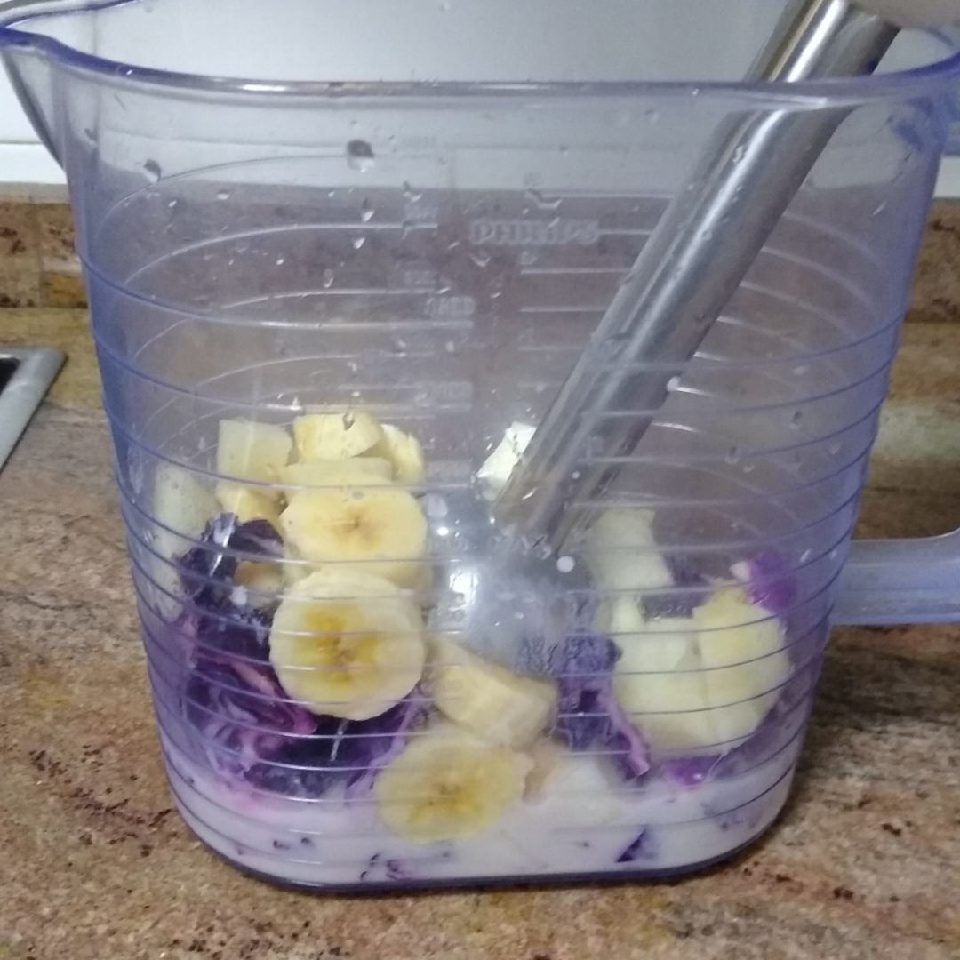 Smoothie de lombarda, plátano y pera. Paso 1 Smoothie de lombarda, plátano y pera. Paso 1