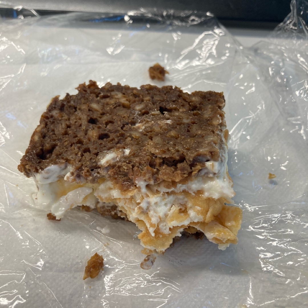 Sándwich de pan de centeno y queso batido