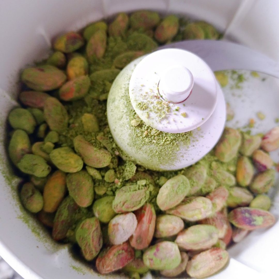 Bizcocho 💚 de pistachos, plátano 🍌 y mango 🥭 Paso 0