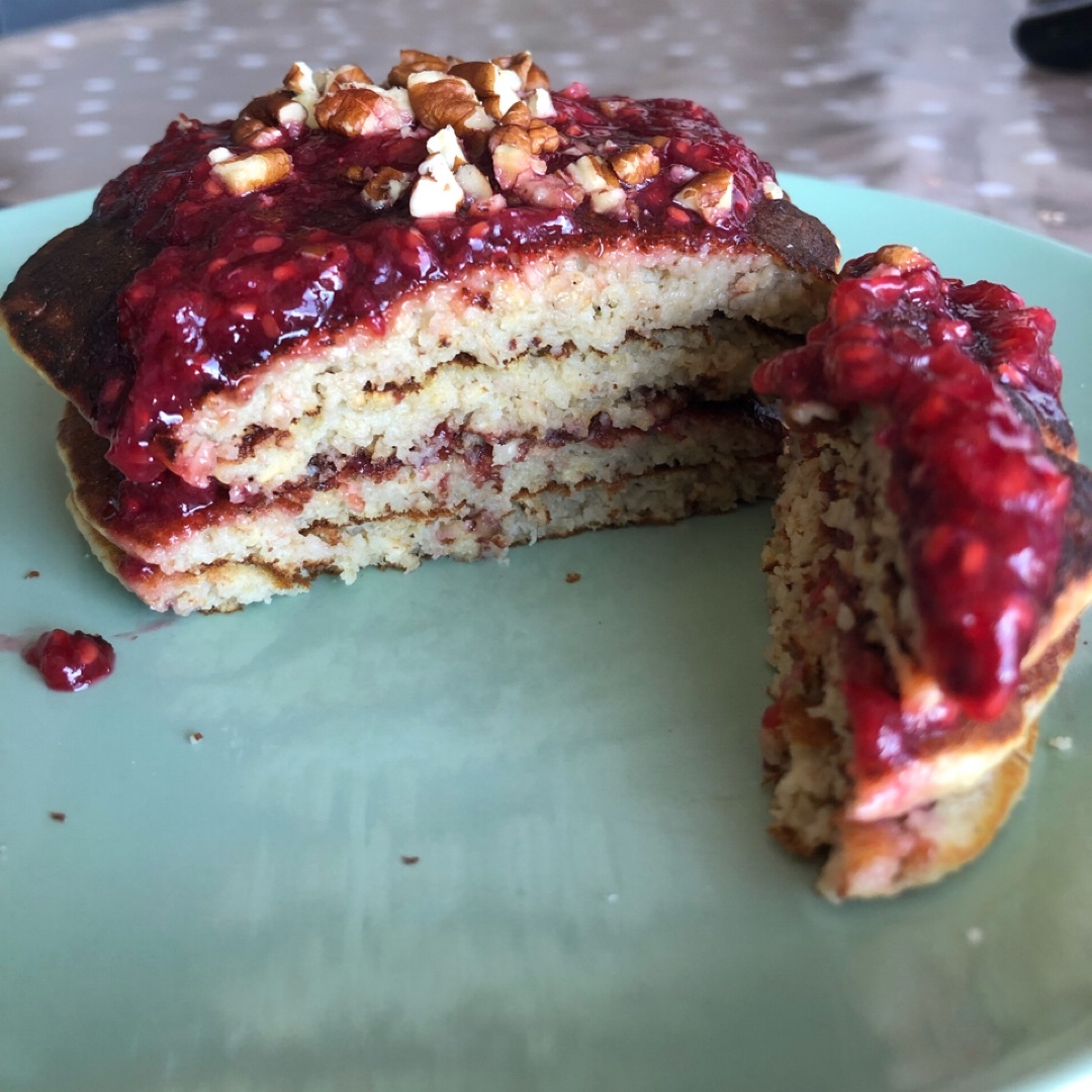 Tortitas de plátano y avena con mermelada natural de frambuesa