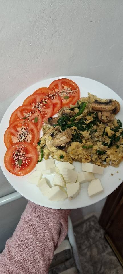 Huevos con champiñones y espinacas 