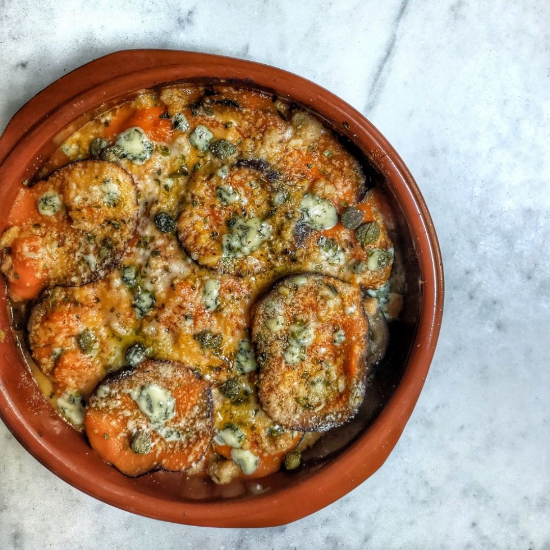 Berenjenas asadas con queso azul y alcaparras 🍆 Berenjenas asadas con queso azul y alcaparras 🍆