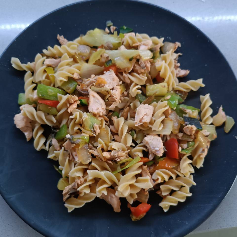 Pasta de garbanzos con salmón y verduras Pasta de garbanzos con salmón y verduras