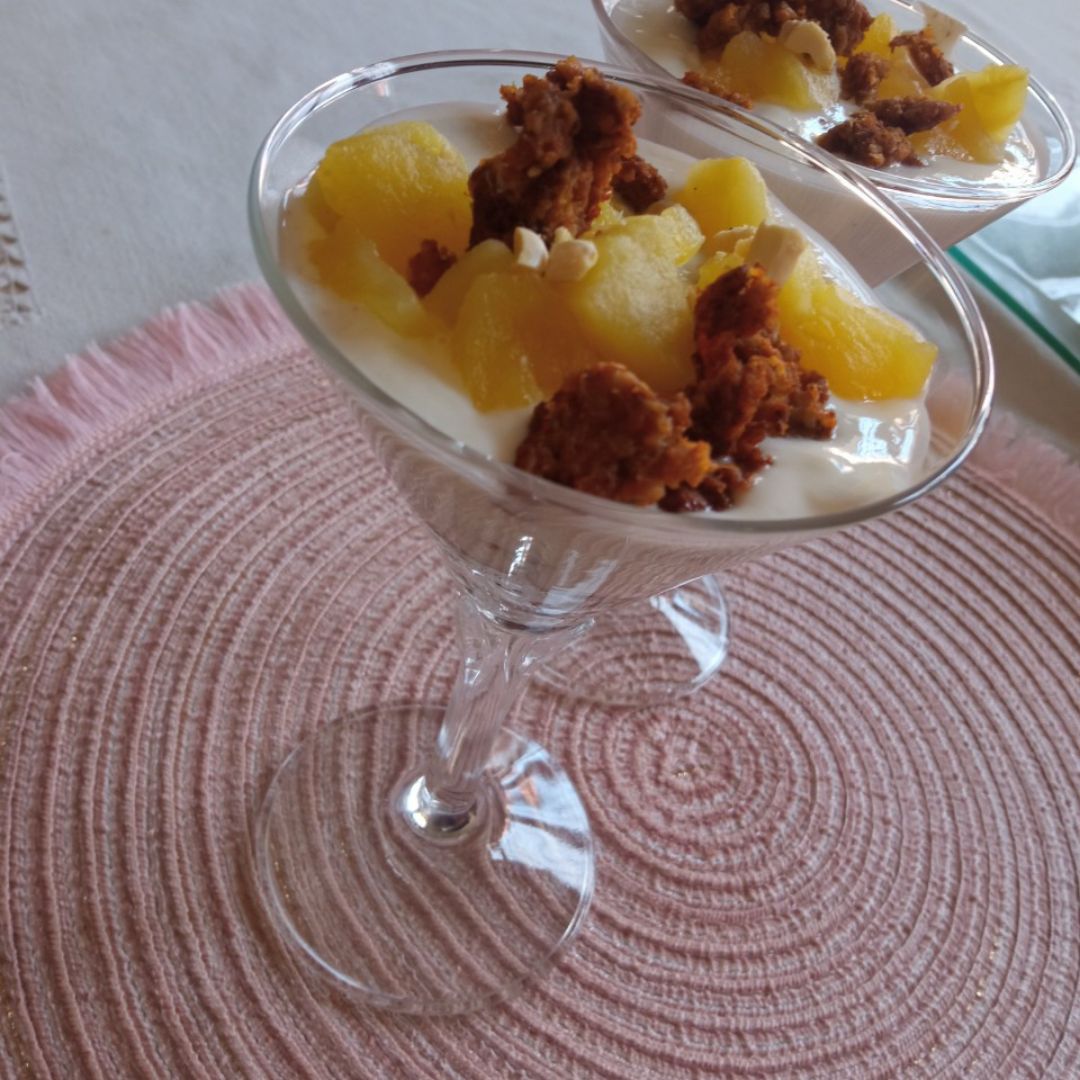 Copas de yogur y manzana asada Copas de yogur y manzana asada