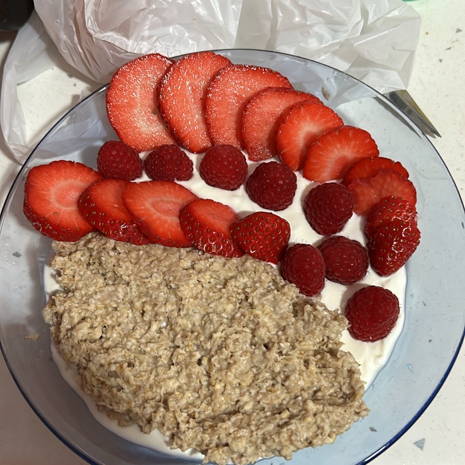 Bowl de avena, yogur natural, frutas y leche condensada.