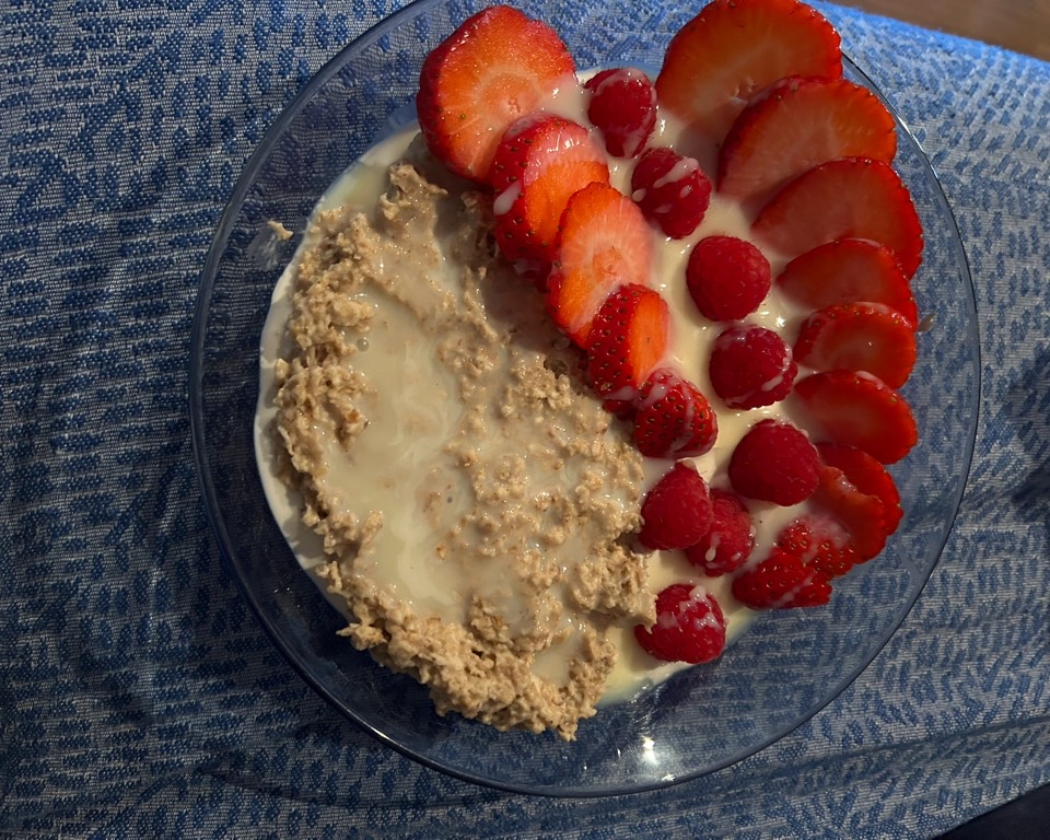 Bowl de avena, yogur natural, frutas y leche condensada.