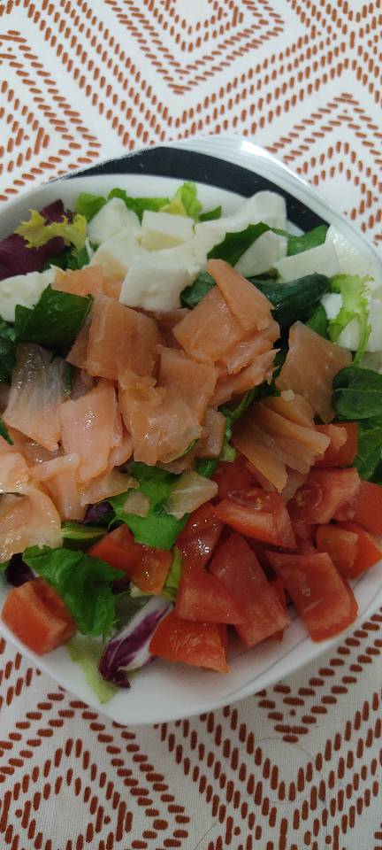 Ensalada rápida con salmón ahumado y mozzarela Ensalada rápida con salmón ahumado y mozzarela
