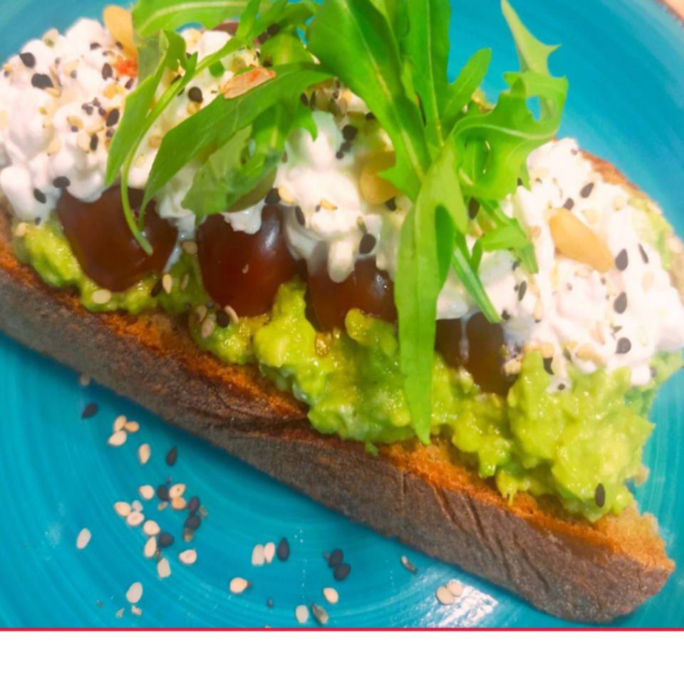Tostada de aguacate bonito y cherry Tostada de aguacate bonito y cherry