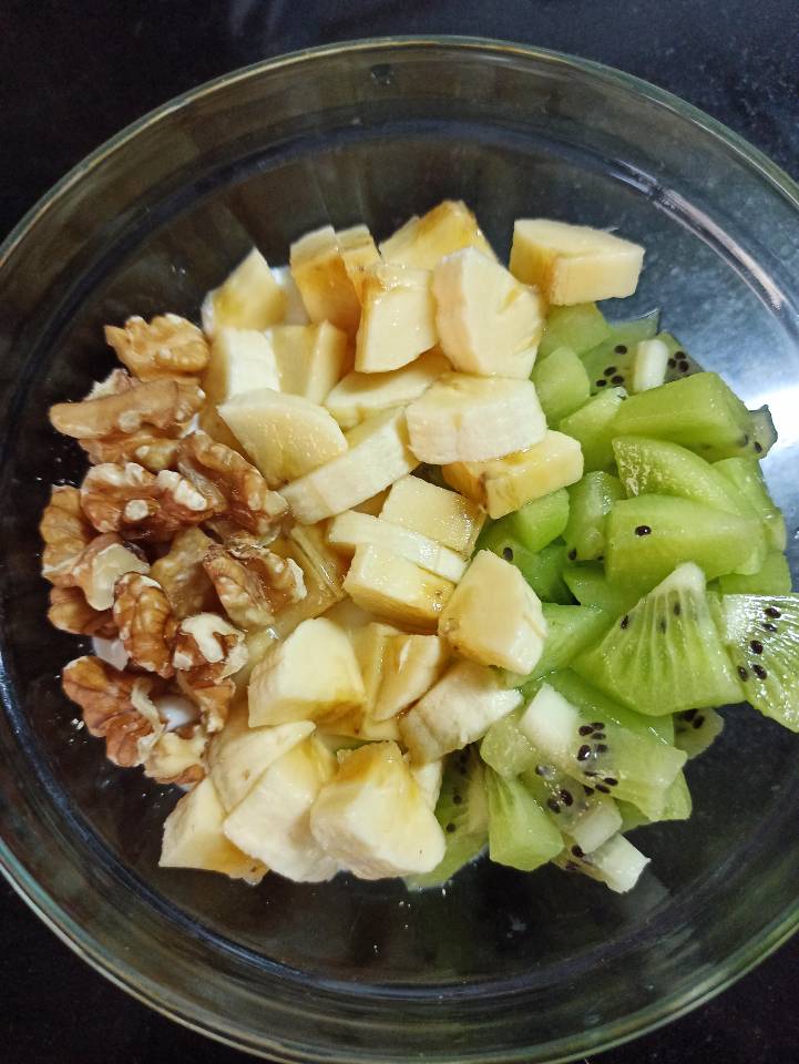 Yogur con fruta y nueces 