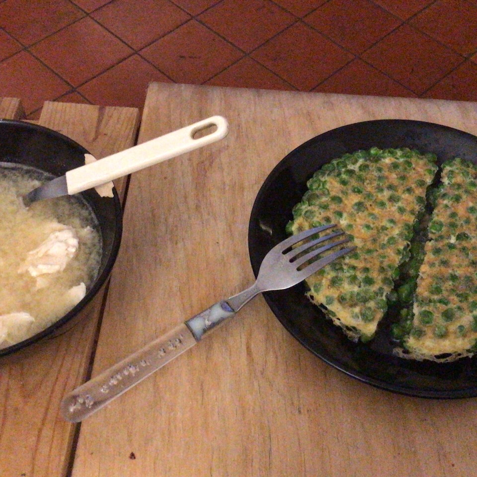 Tosta con huevo tomate y queso crema