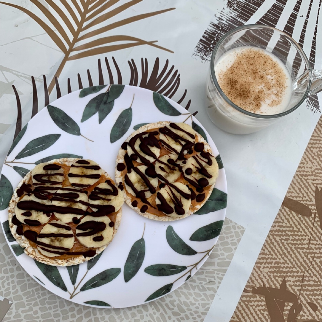 Tortitas de arroz con crema 🥜, plátano 🍌 y 🍫 Step 0