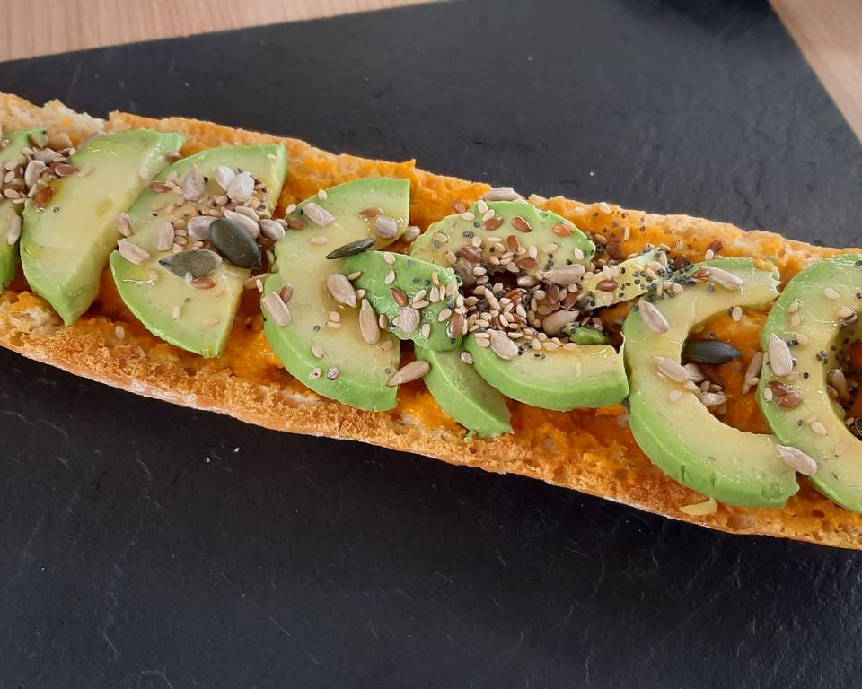 Tostada de aguacate, tomate y semillas Tostada de aguacate, tomate y semillas