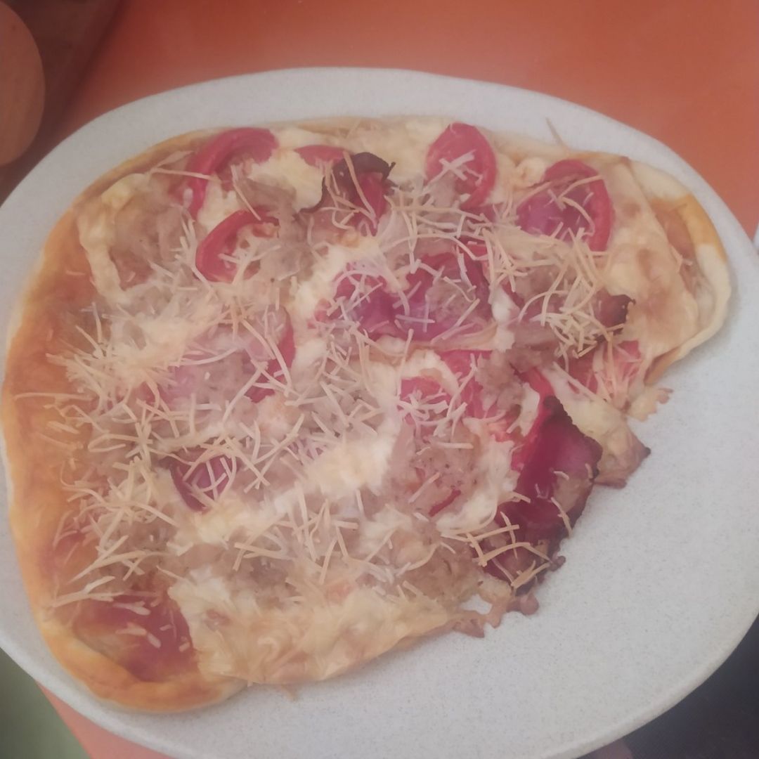 Pizza con tomate,  queso, bonito, Beacon y queso rallado