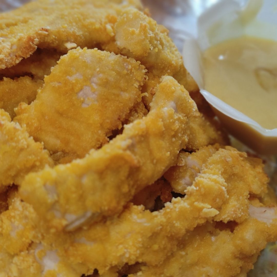 Tiras de pavo rebozadas con cereales de maíz y salsa de mostaza Tiras de pavo rebozadas con cereales de maíz y salsa de mostaza
